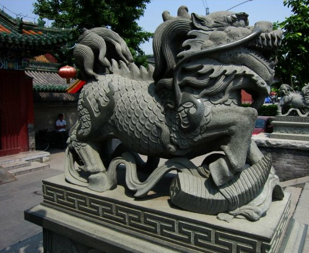 朱元璋定都南京后从地下挖出一对貔貅,而貔貅乃龙王的九太子,故命人在