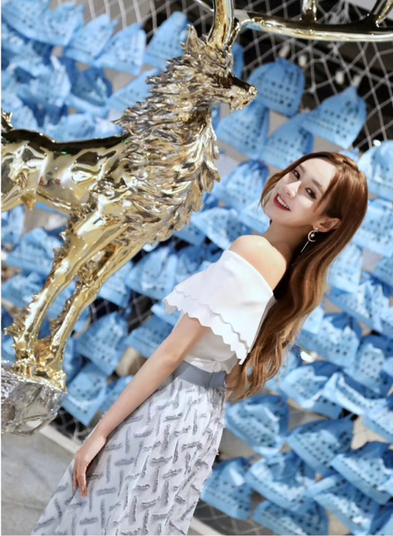 "世界最美面孔" 黄诗棋受邀参加亚洲航海文化艺术周开幕酒会__凤凰网