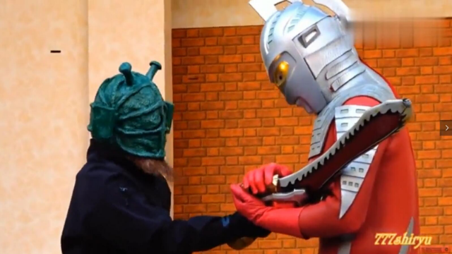 赛文奥特曼的实力太强了打的这头怪兽直接低头求饶