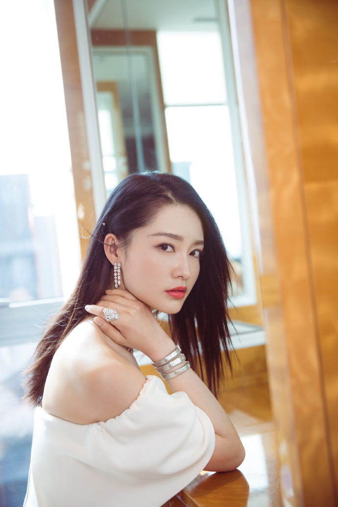 女演员李沁白皙仙气性感优雅写真