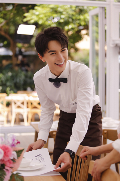 忘不了餐厅张元坤担黄渤助理阳光暖心举动获好评