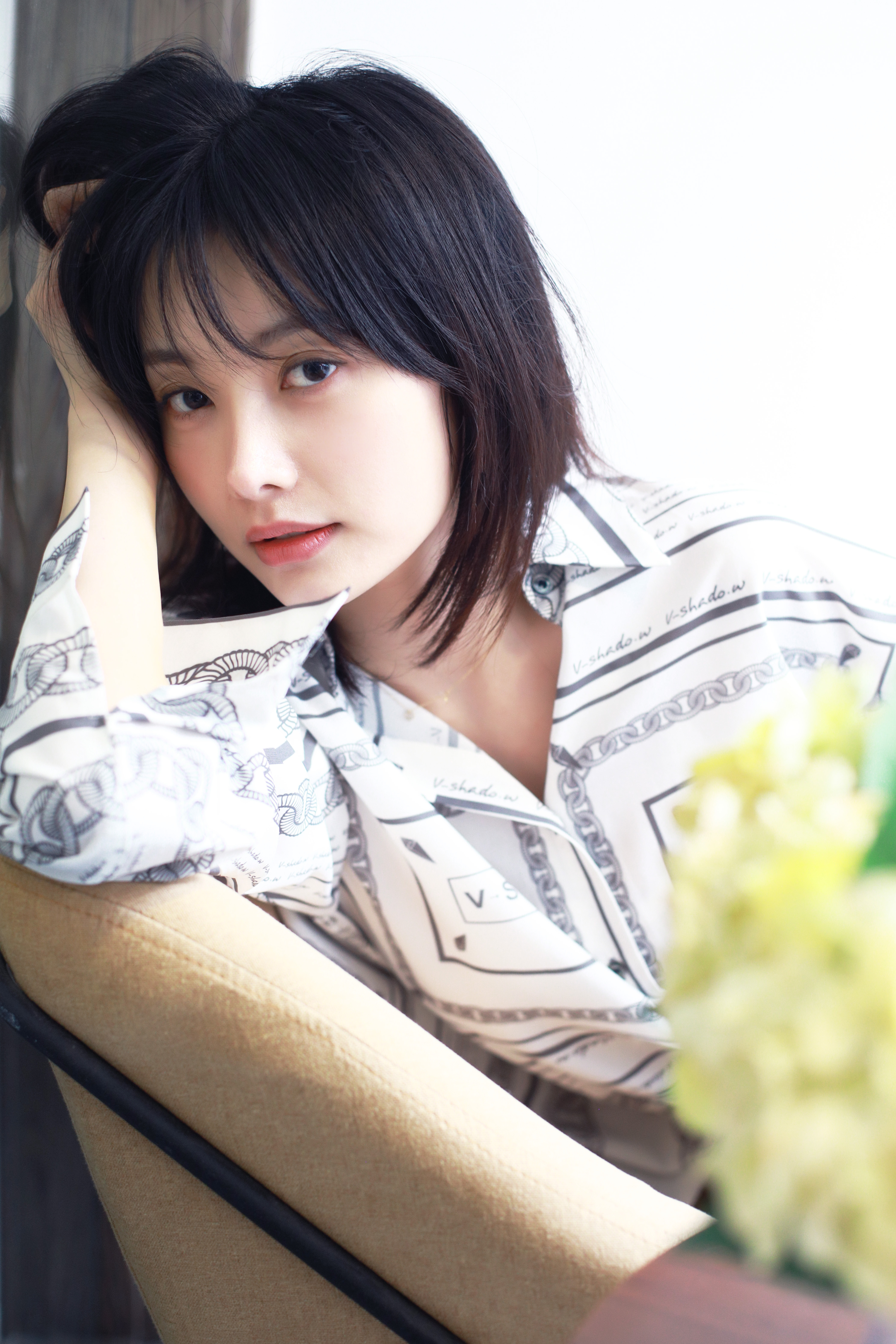 近日,演员吴昱瑶曝光一组初夏写真.