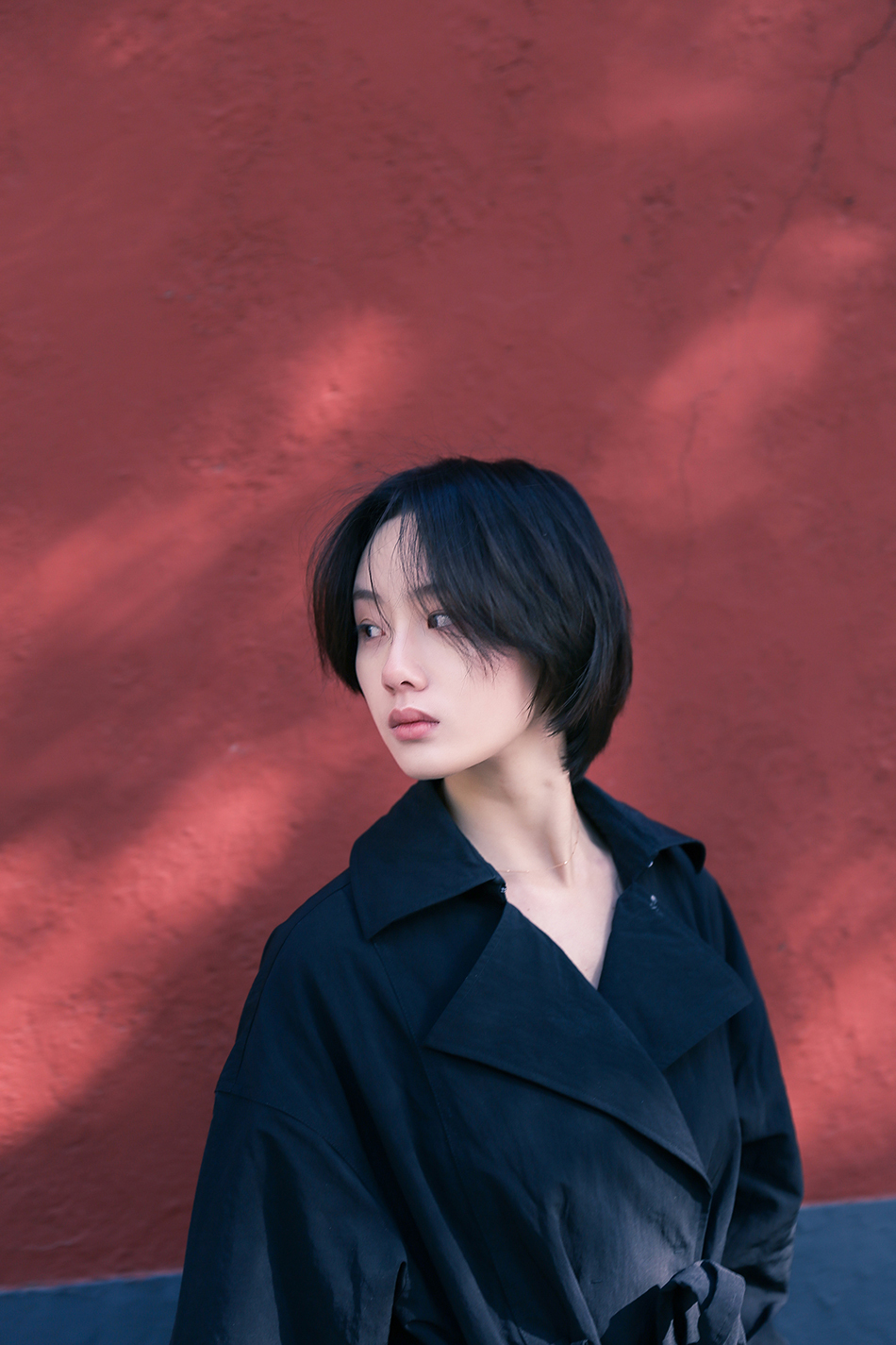 邓郁立素颜出镜 率性随意文艺感十足