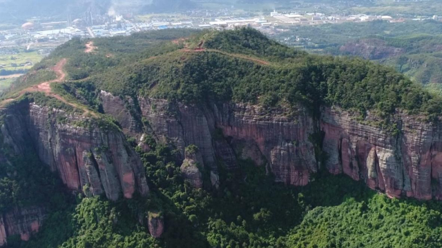 玉林铜石岭丹霞地貌和喀斯特地貌共存这里有世界最大铜鼓