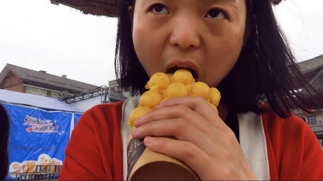 小末视频五一劳动节小末和女儿外出游玩美食节闲逛吃美食记录