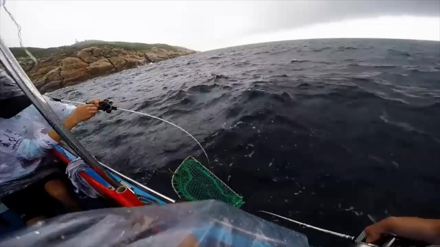 钓鱼真的有瘾,下雨天也忍不住要出船钓鱼!
