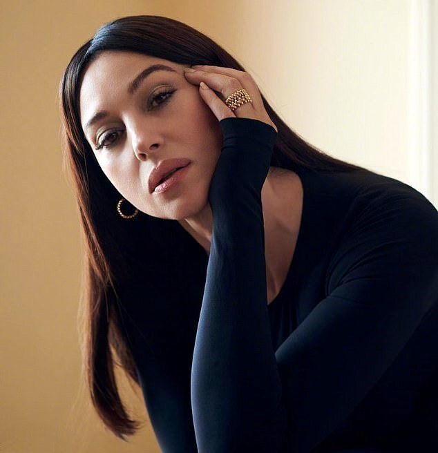 007里的黑帮寡妇莫妮卡贝鲁奇登上inprint杂志