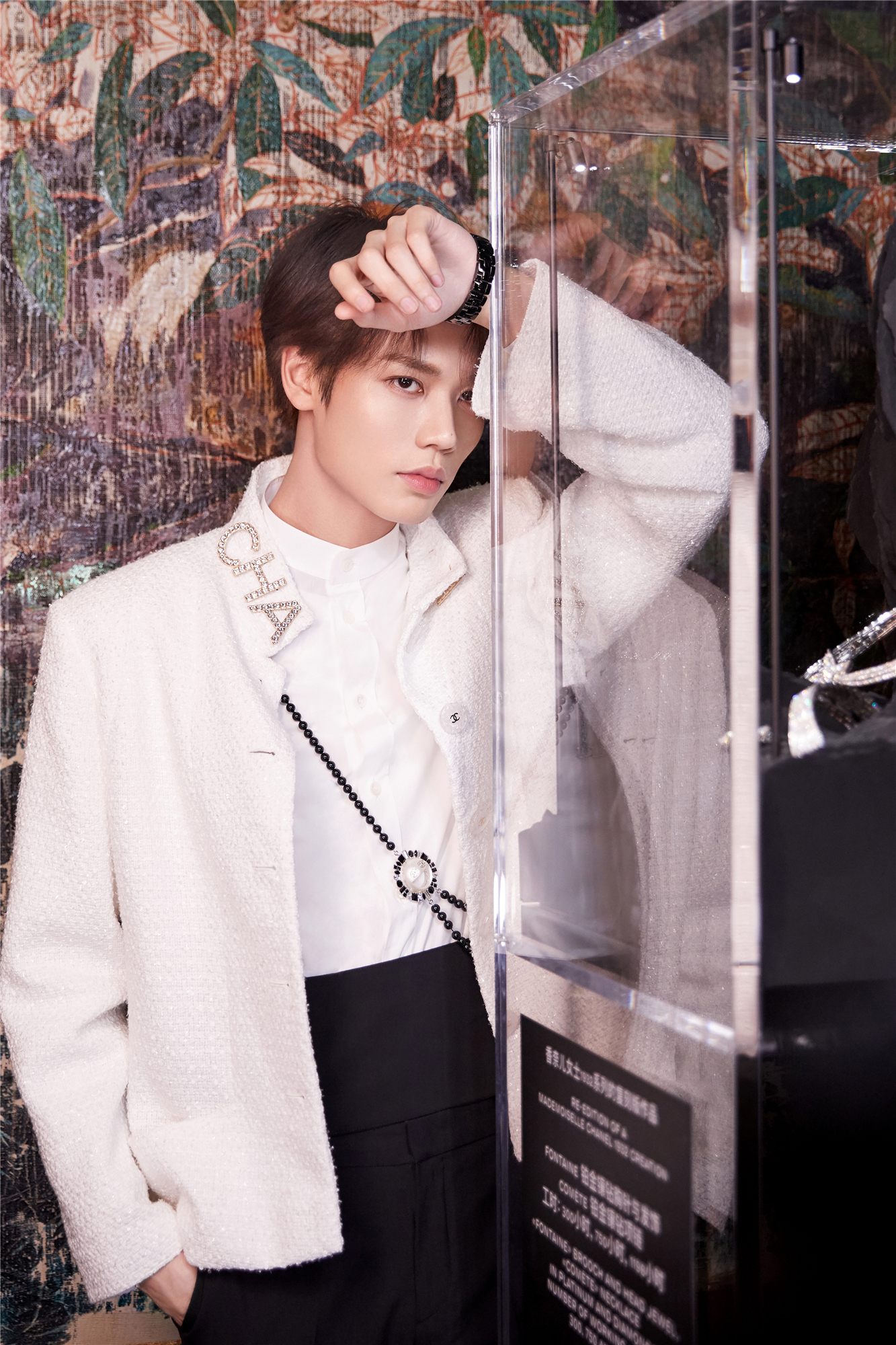 林彦俊优雅亮相活动 复古穿搭彰显精致品味