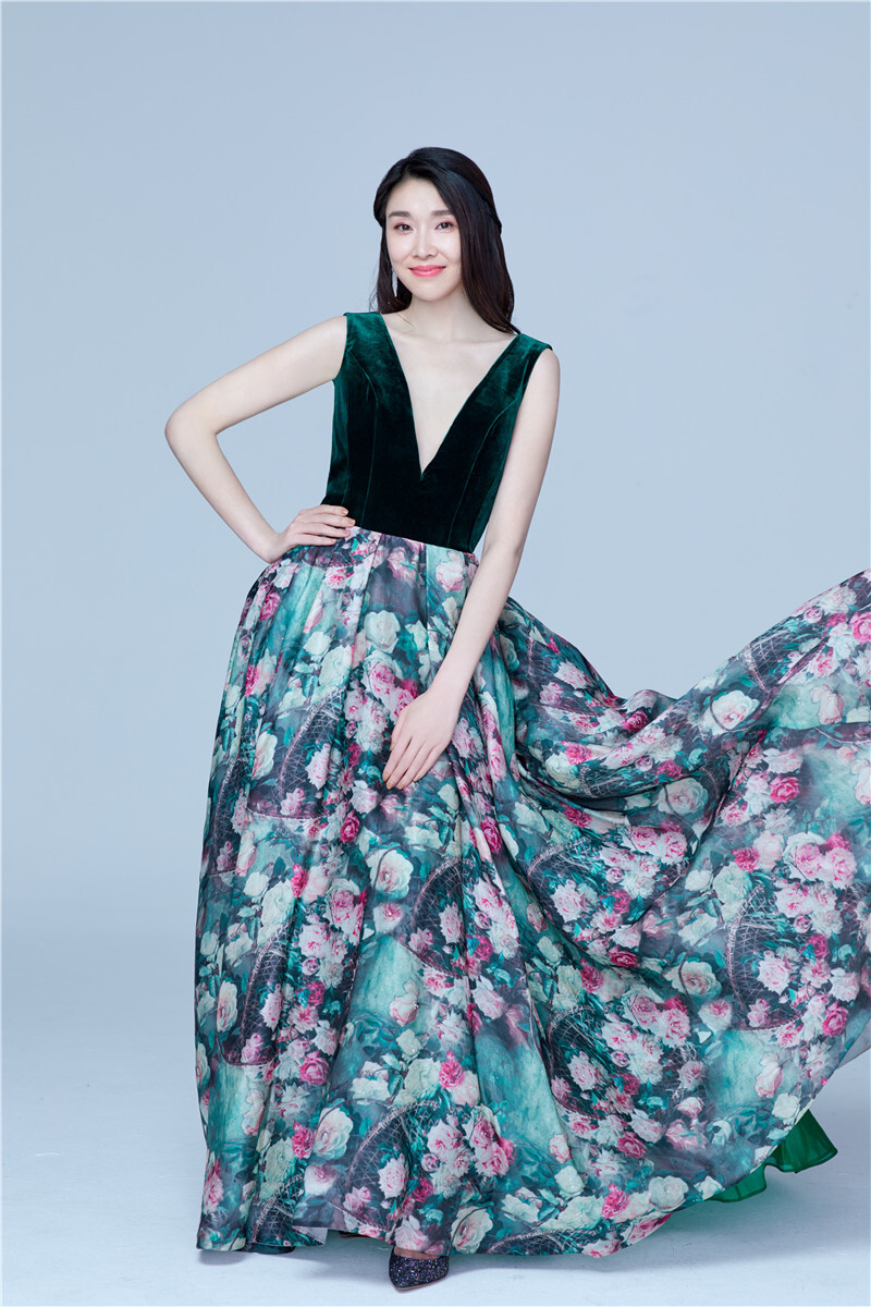 陈丽娜演绎气场知性美 职场御姐范十足__凤凰网