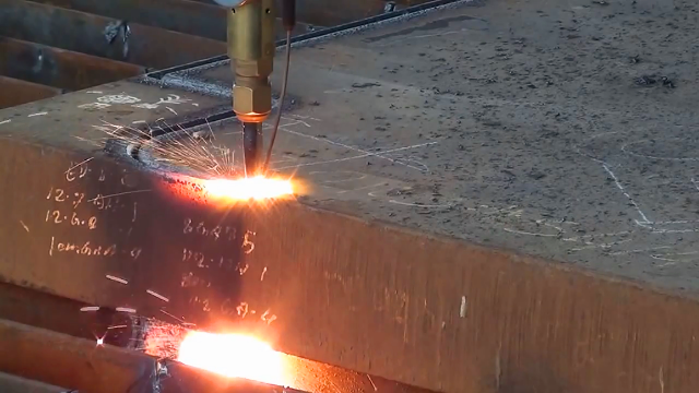 2600度火焰切割钢板,厚度100毫米的钢板,轻松就能切开!