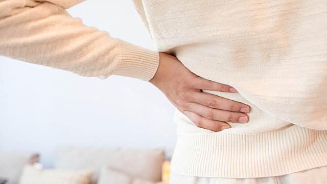 上班族经常久坐腰酸背疼,每天2个动作,有效缓解腰背疼