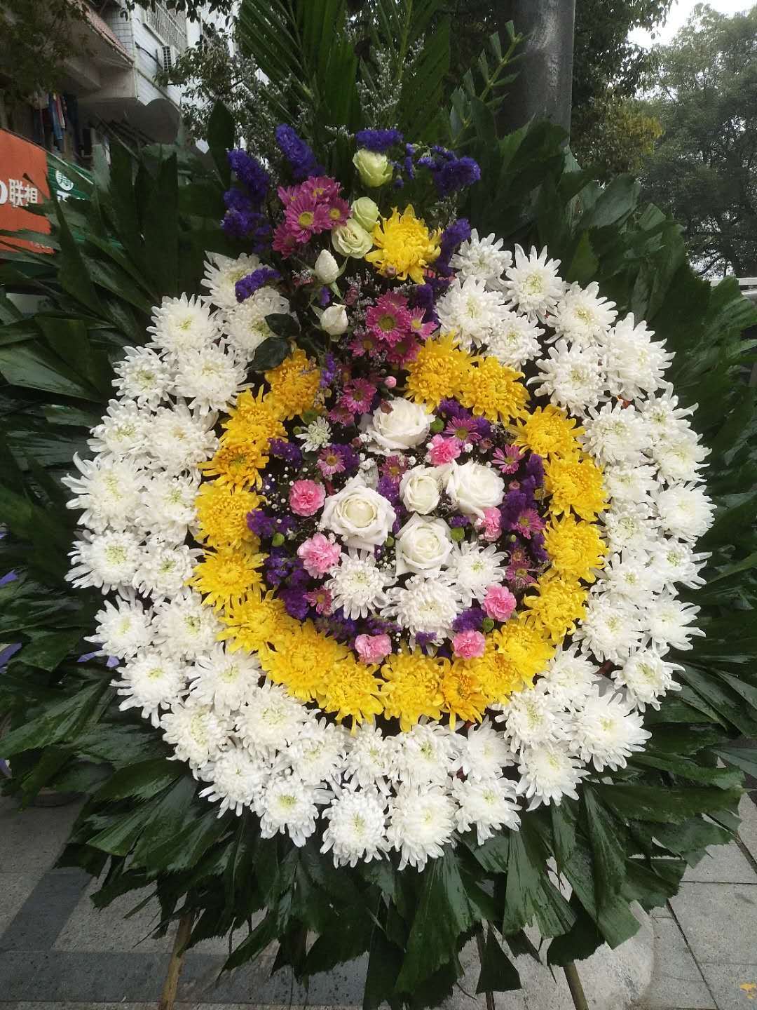 为什么有的老人去世摆放红色粉色花圈,去世花圈不是送白色花圈?
