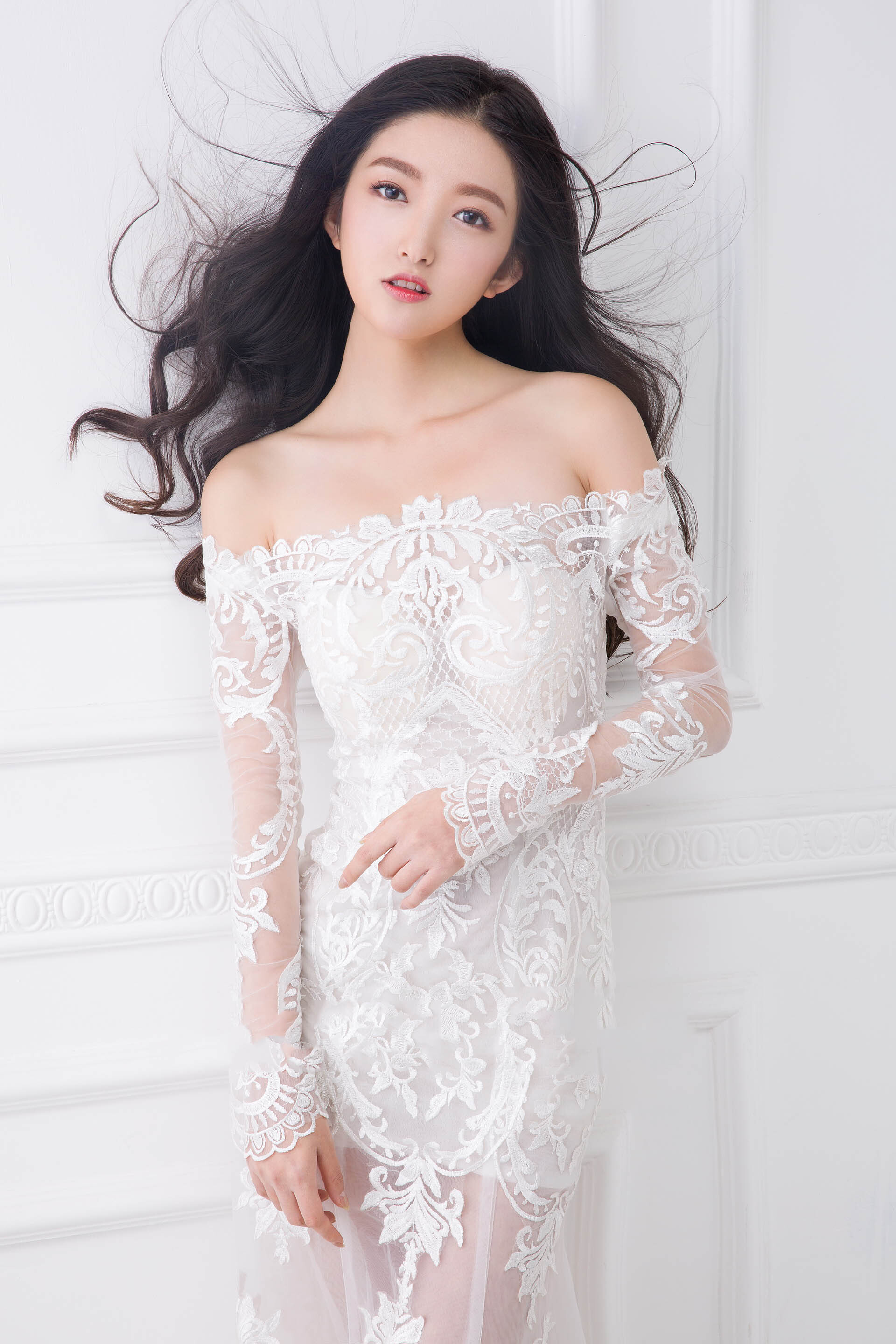 近日,尔汝文化签约演员张晗曝光一组身着洁白轻纱连衣裙的写真大片.