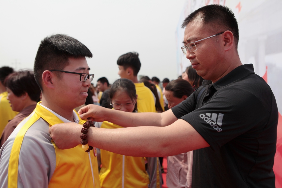阜阳十中为高二学生举办成人仪式__凤凰网