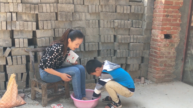 母亲节到了农村8岁儿子送了妈妈啥礼物妈妈很感动