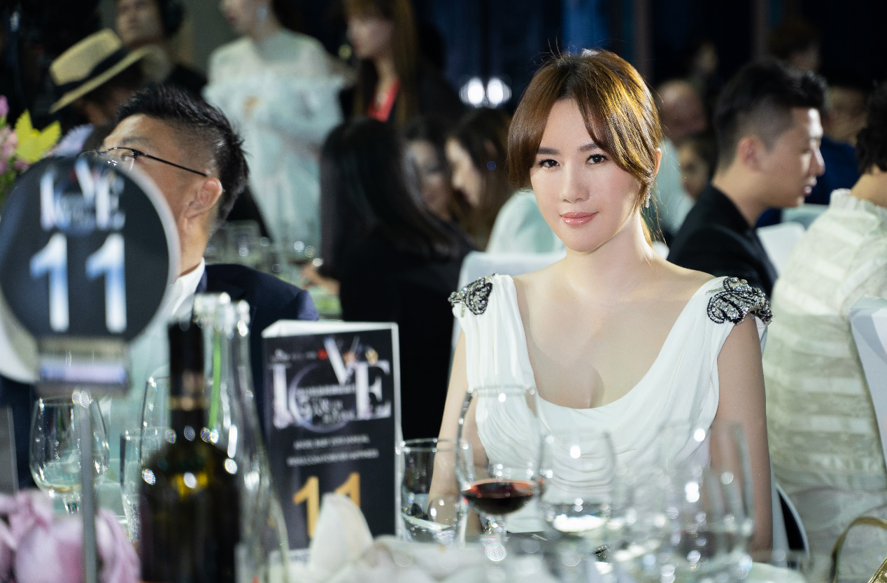 晶女郎孟瑶黑白长裙优雅亮相慈善晚宴新作暑期登陆大银幕