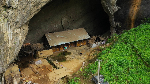 贵州一人家五代人住山洞一百多年养鸡酿酒一年卖3000斤酒