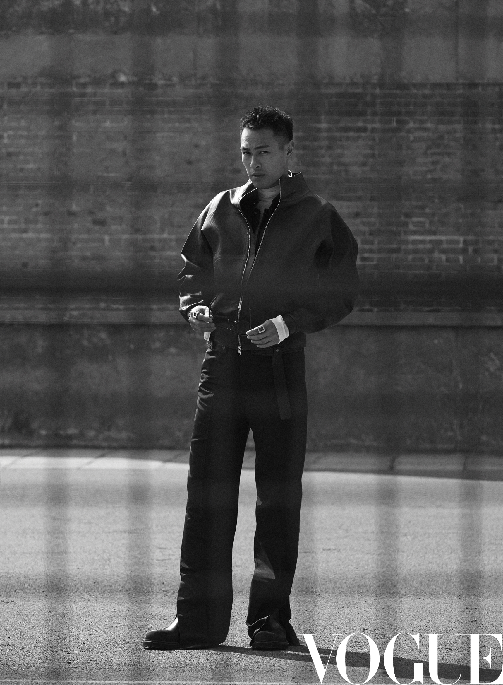 服装搭配得恰到好处,简简单单的pose丝毫不影响他身材强有力的线条感