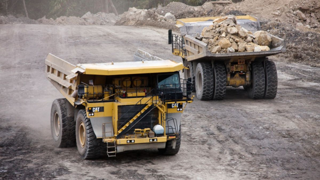 矿山上的巨无霸大型工程车不停的运输矿石一刻不得停歇