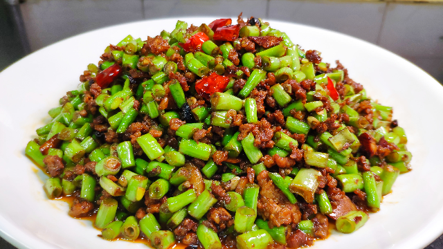 老刘分享地道家常菜,用肉末炒豇豆,好吃下饭的农家菜做法!