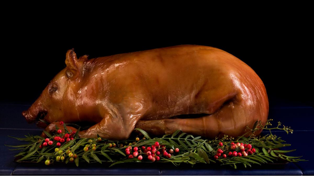 菲律宾农村烤全猪,肚子里塞满各种调料,外焦里嫩香味扑鼻!