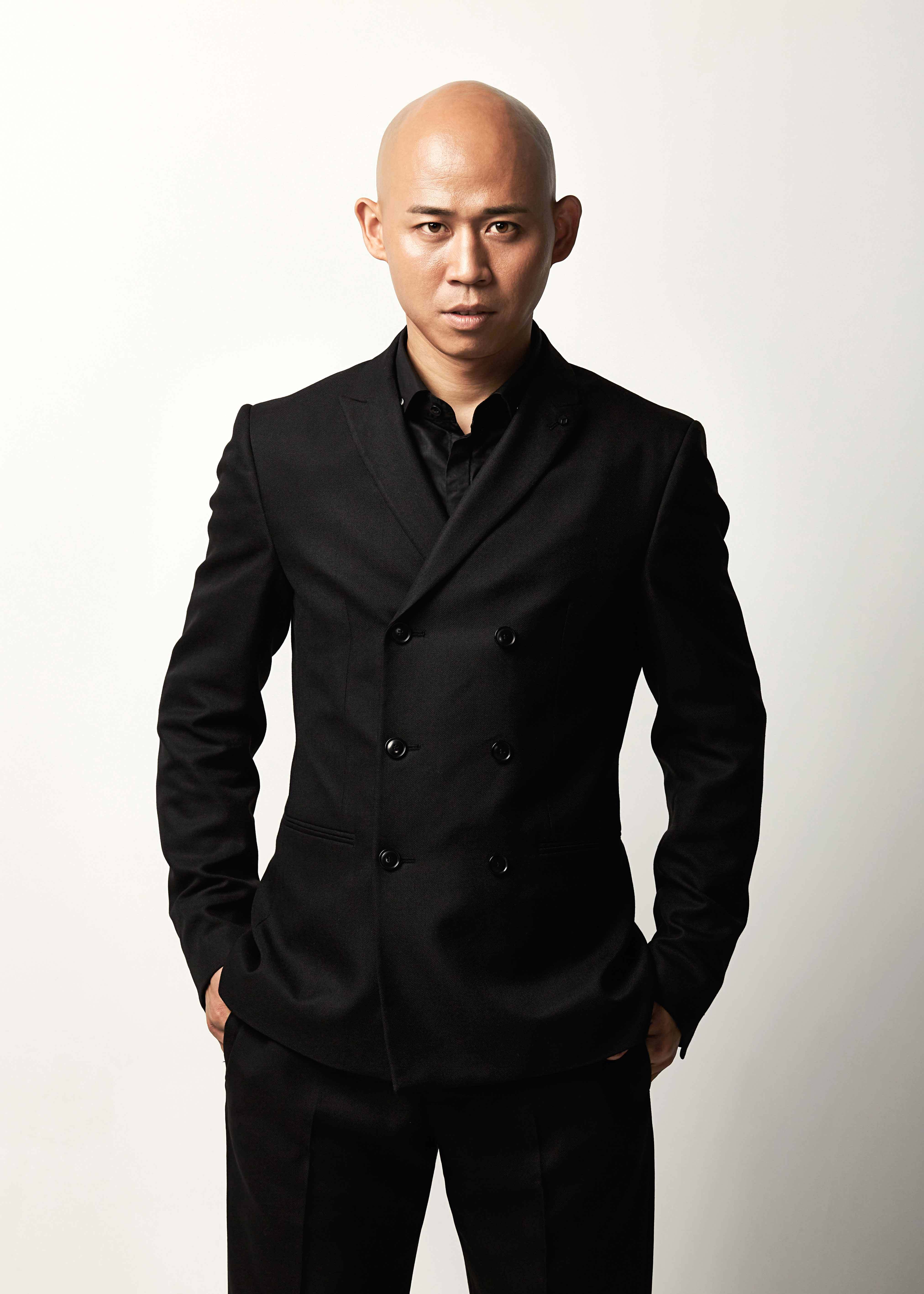庞国昌黑色西装写真曝光 举手投足间尽显魅力