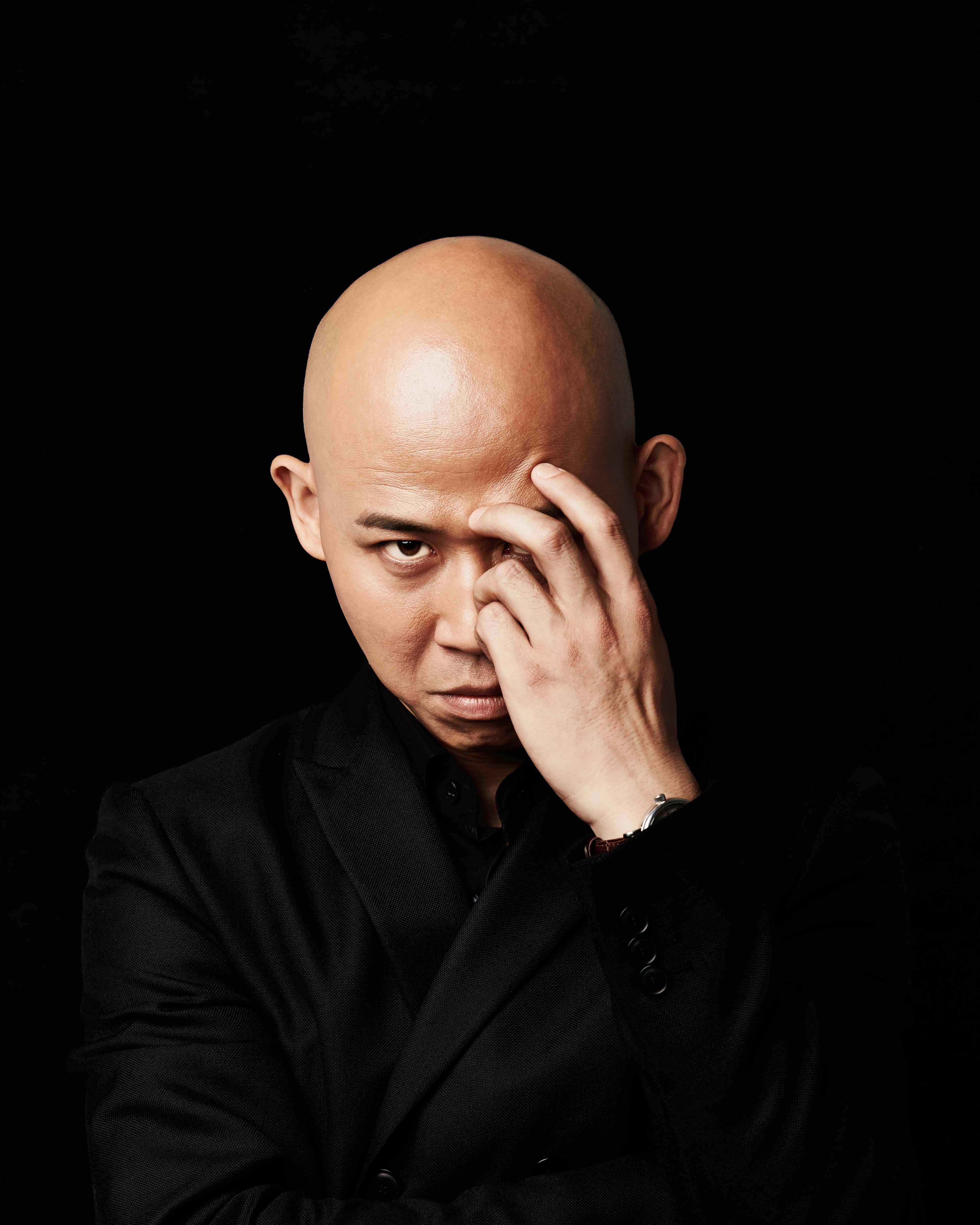 庞国昌黑色西装写真曝光 举手投足间尽显魅力