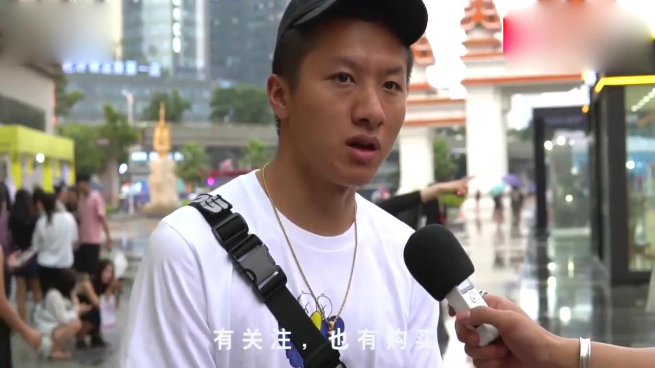 街头采访穿国潮显得档次低吗这些年轻人还是很爱国的