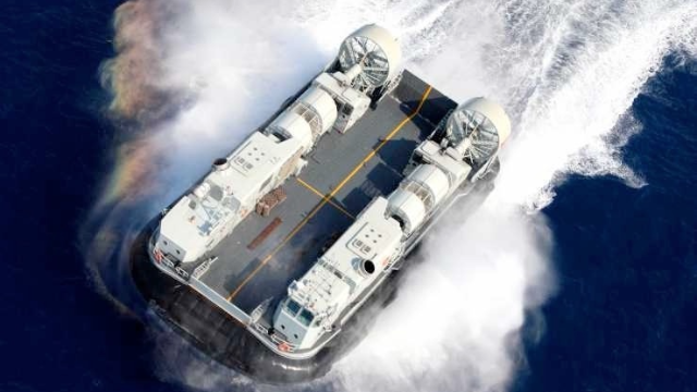 726野马气垫船太帅了,海上时速能跑148公里,比汽车还快