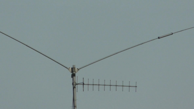 玩无线电真的很不容易光是楼顶架设的天线就十米多长