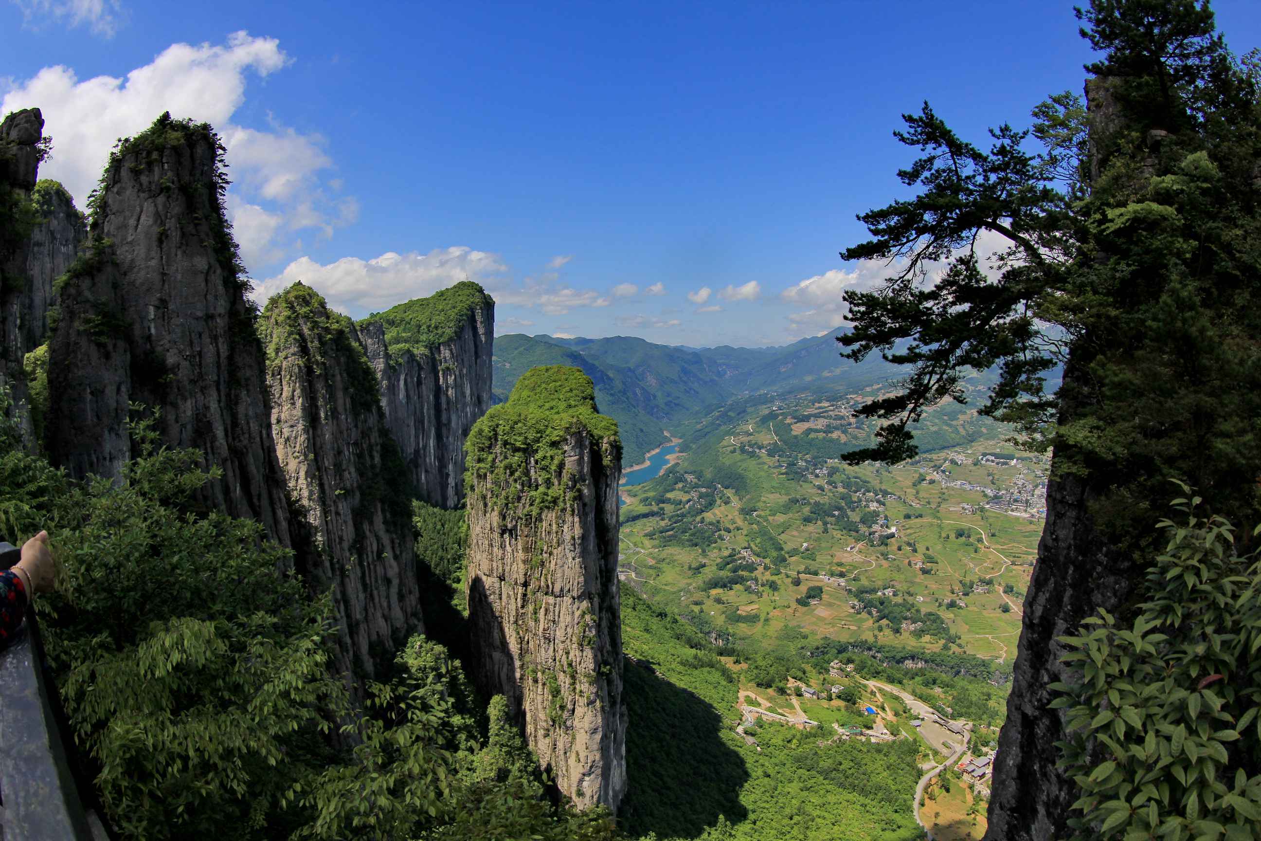 自然景区主要由大河碥风光,前山绝壁,大中小龙门峰林,板桥洞群,龙桥