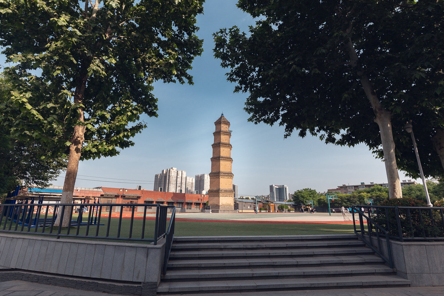 这里说的就是上图提到的万寿寺塔,想看万寿寺塔必须进入西光中学,可