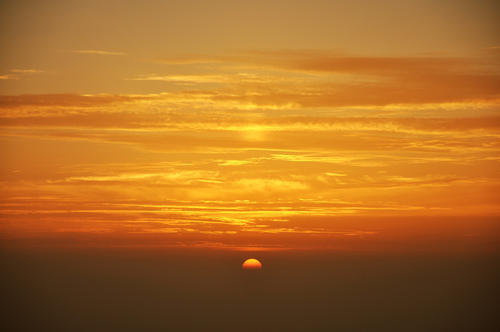 清晨,站在金顶向东眺望,只见东方山峦间赤霞万道,人们盼望已久的那个