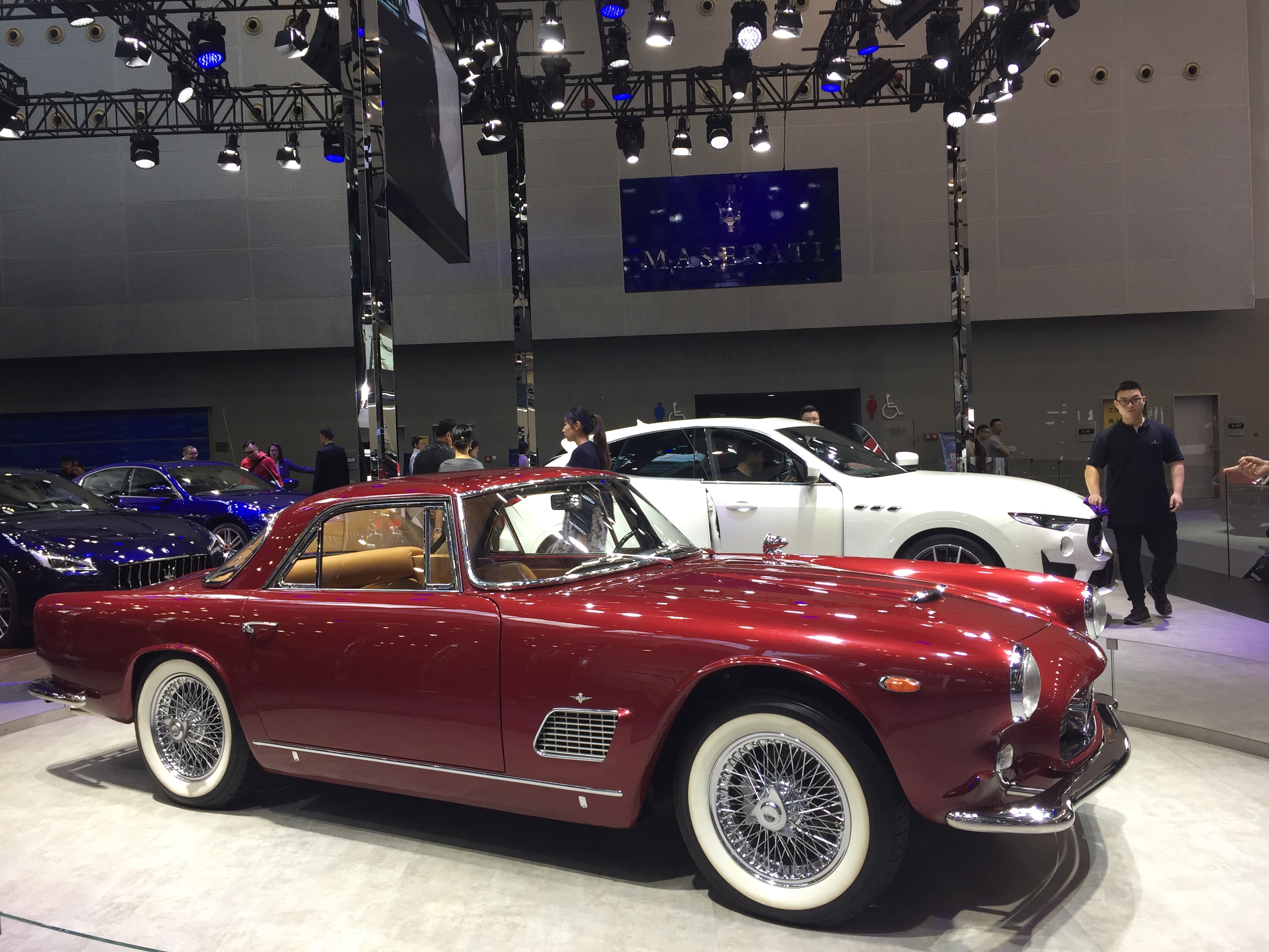 人美车靓,(宝马雕车香满路)车展之二__凤凰网