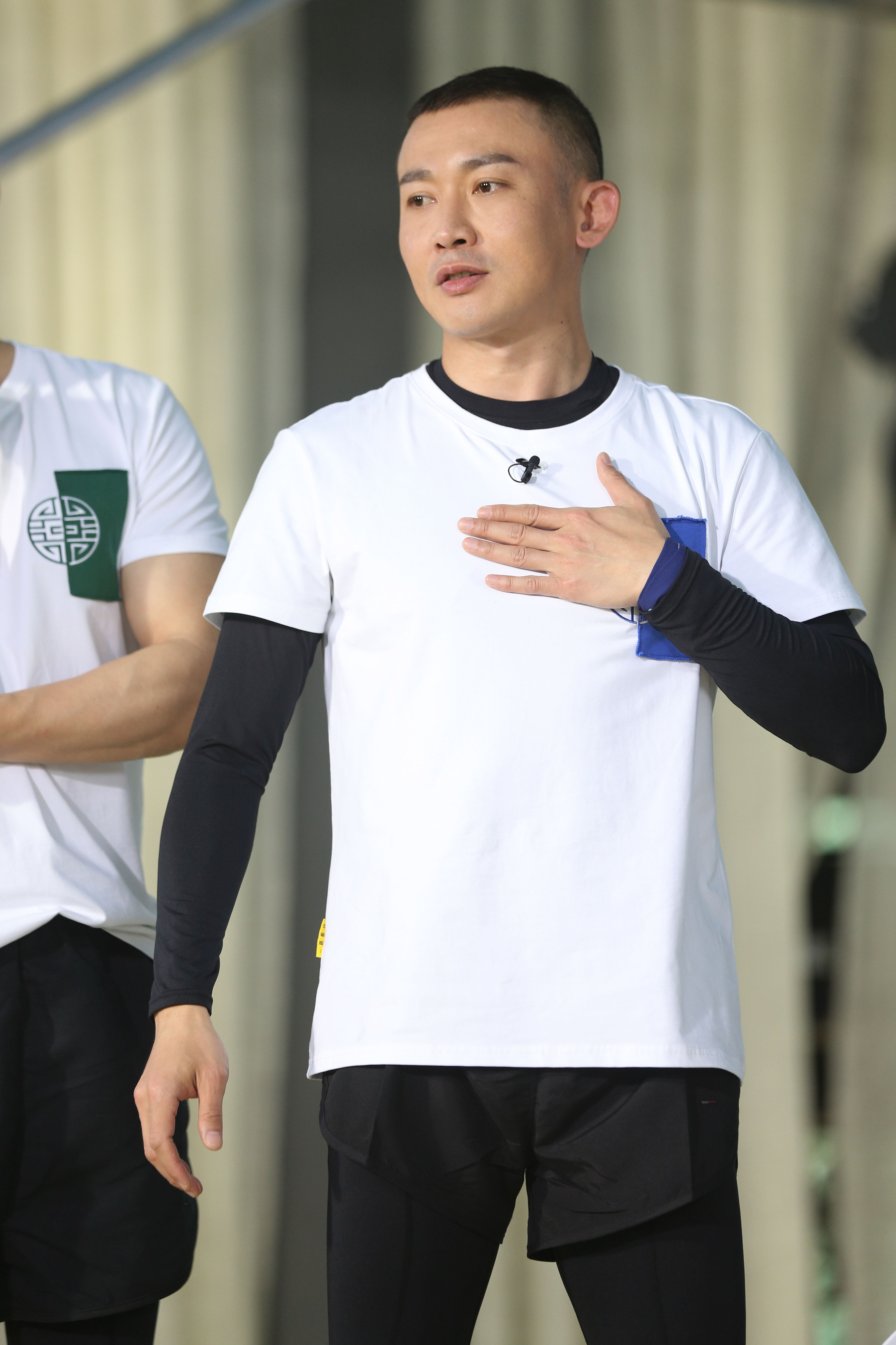 聂远周末亮相双综艺 撕掉郑恺名牌两次引热议