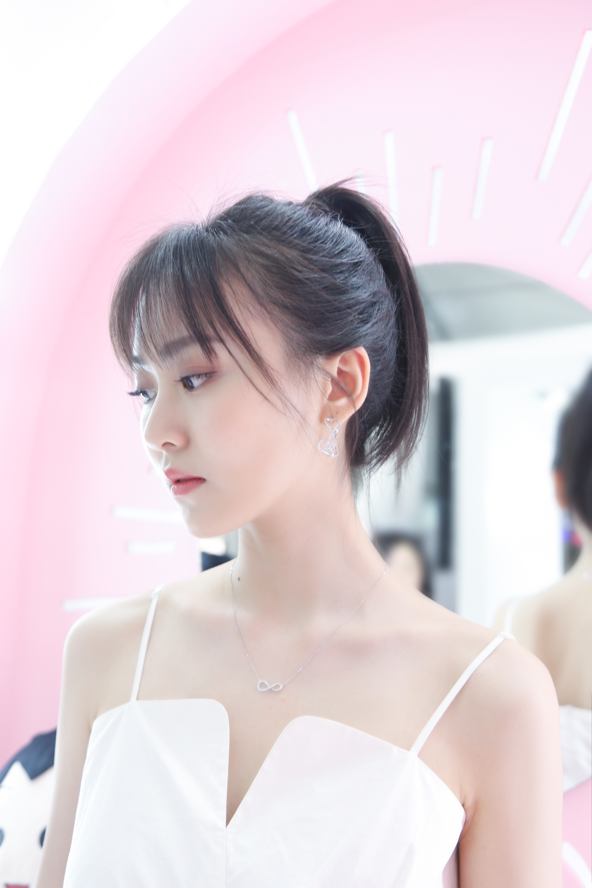 新晋小花丁芝天现身美博会一袭白裙气质优雅