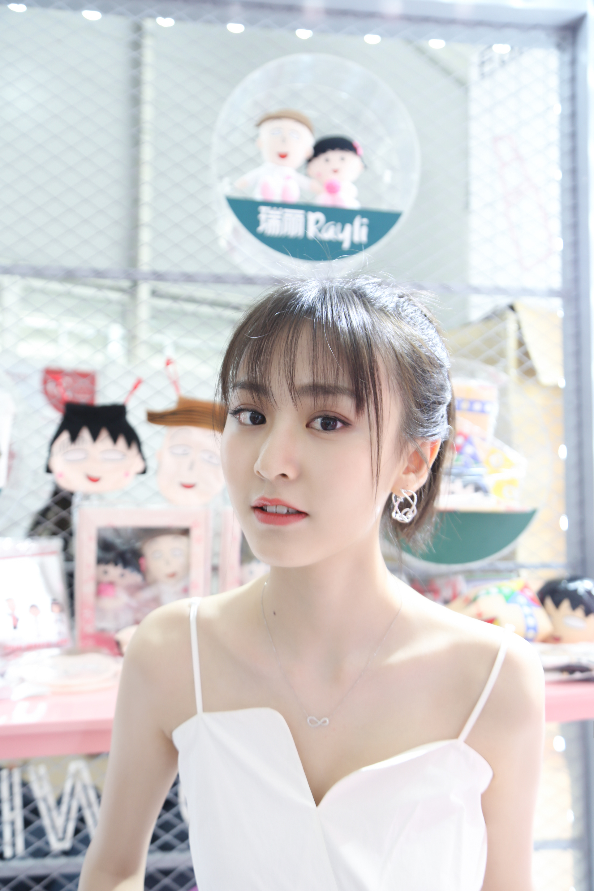 新晋小花丁芝天现身美博会一袭白裙气质优雅