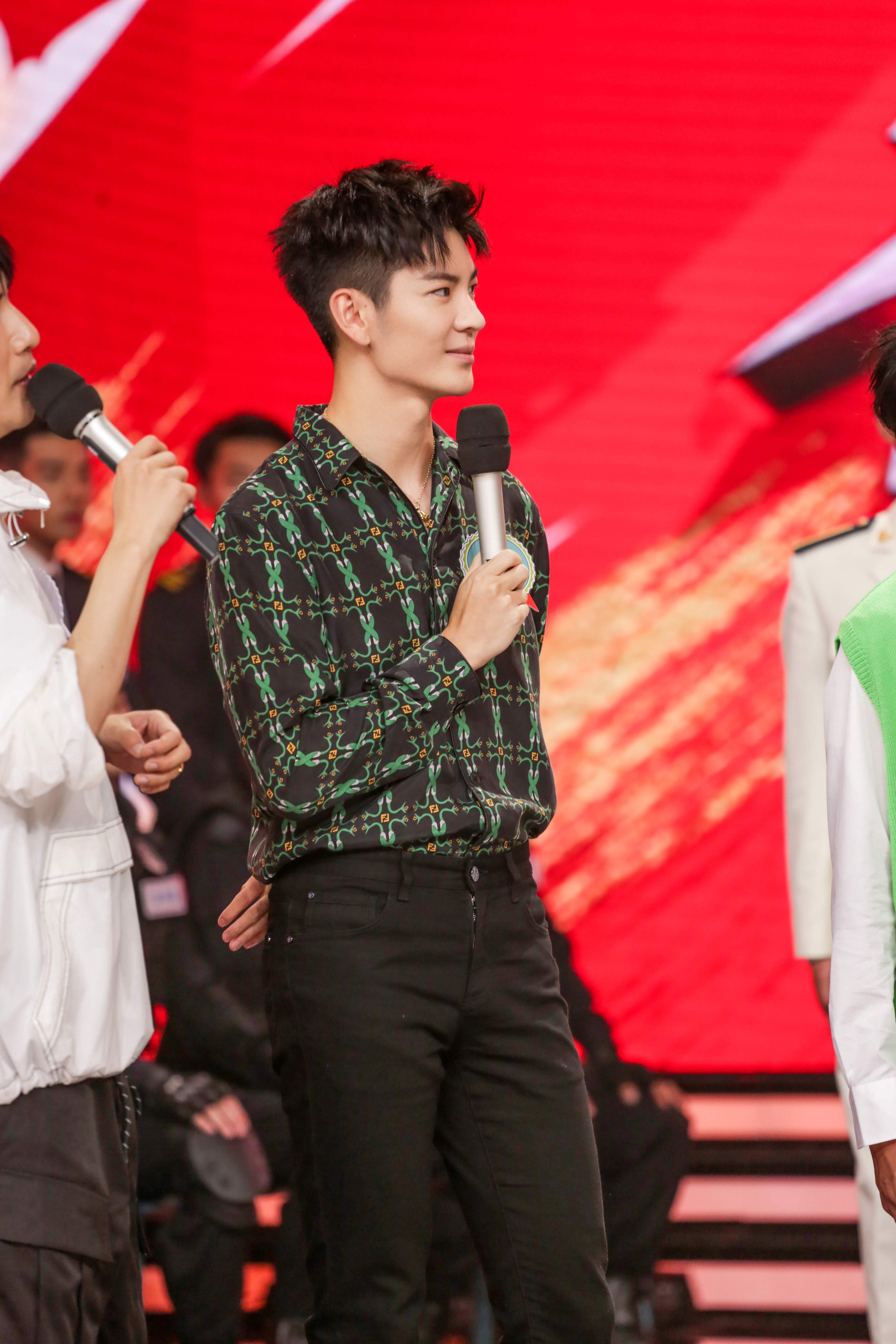 王嘉《天天向上》化身课代表 现场操练忆军艺生活