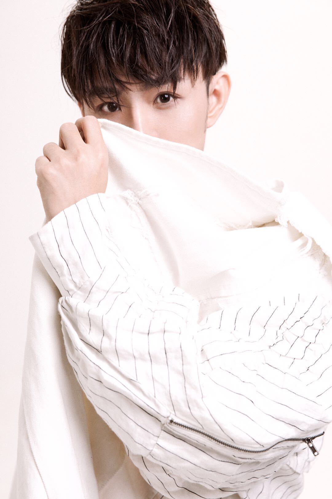 时尚魔术师邓男子全新写真发布 时尚造型少年感十足