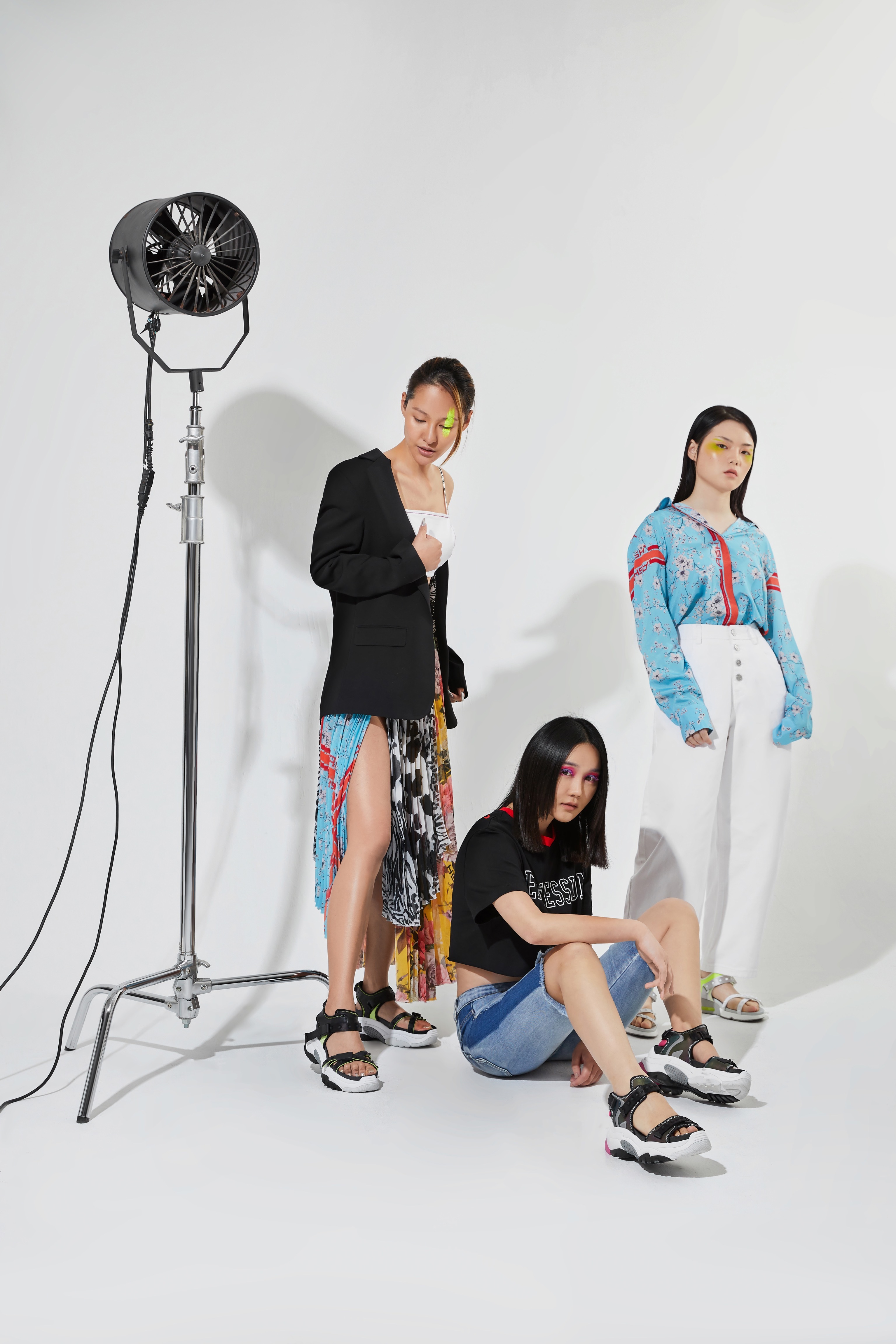 携手三位从事时尚行业的模特,造型师与摄影师,共同演绎全新概念专题