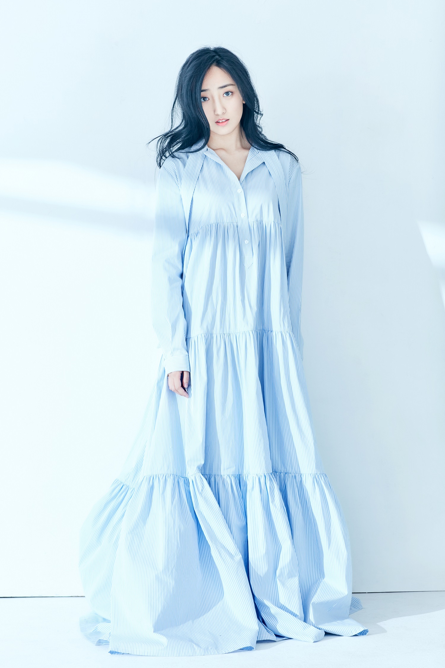 曲凌子夏日写真曝光 光影斑驳间尽显灵动清新