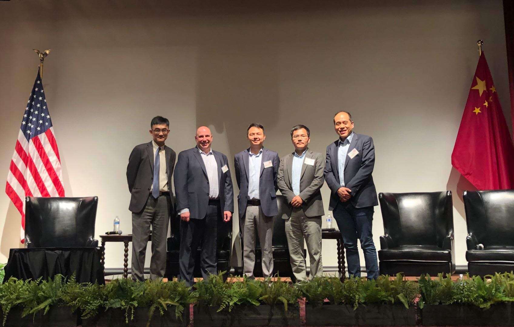 科技》分论坛上,芝加哥大学布斯商学院金融学教授何治国担任主持人