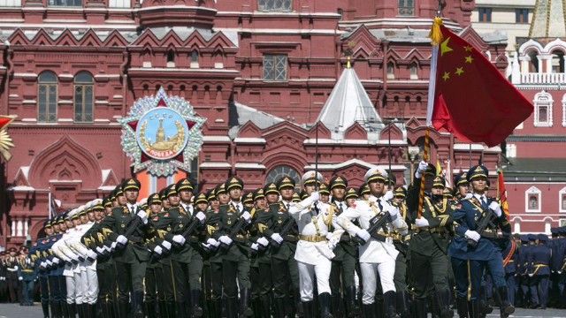 俄罗斯纪念卫国战争胜利70周年阅兵式中国军队踏着喀秋莎登场