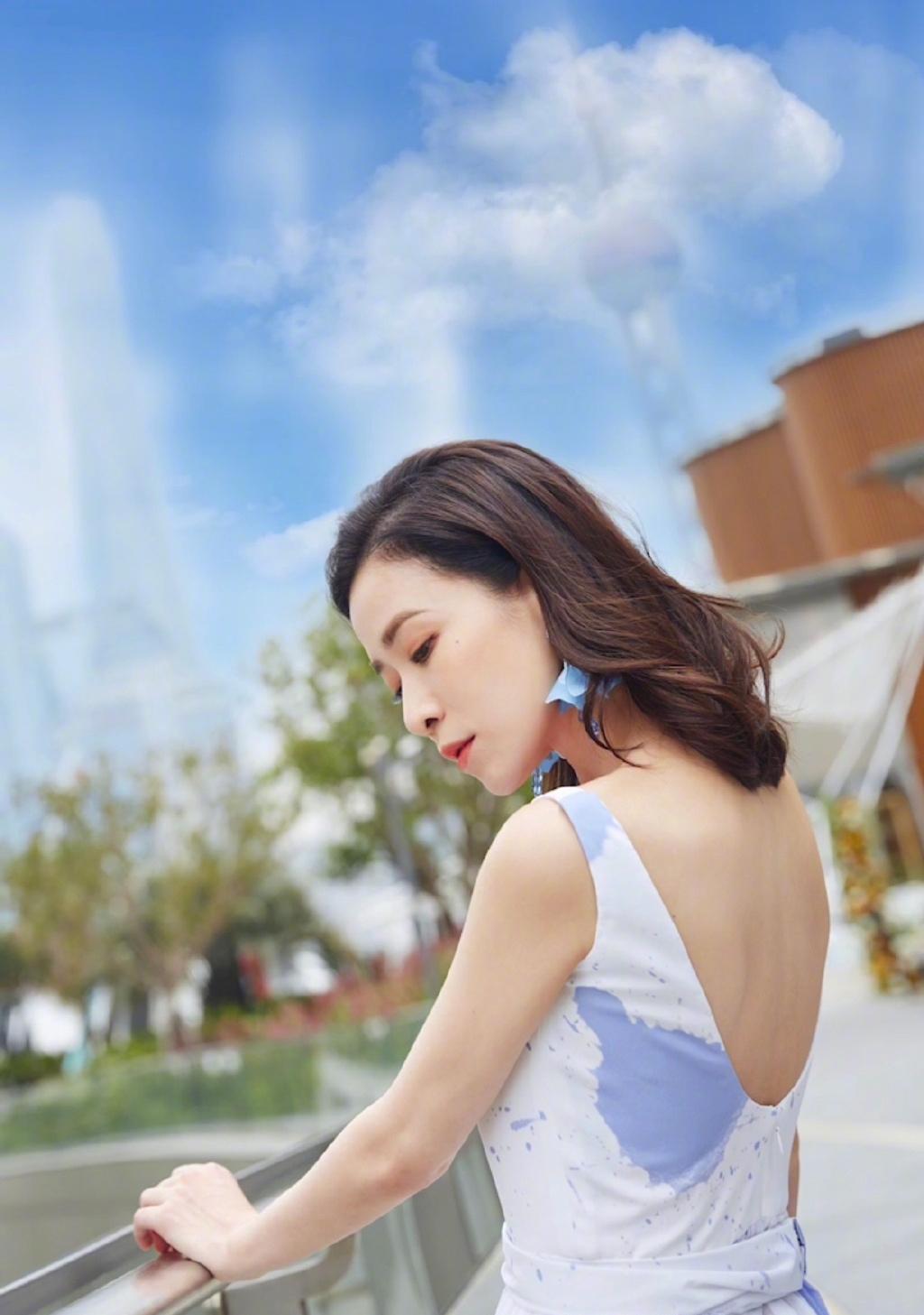 女演员佘诗曼性感优雅时尚写真