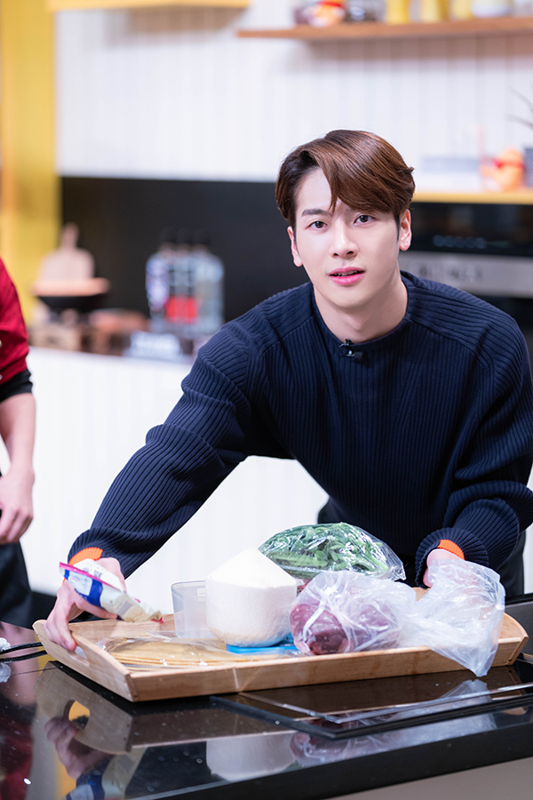 下饭综艺《拜托了冰箱》第五季新一期节目播出,主持人王嘉尔继续奉献