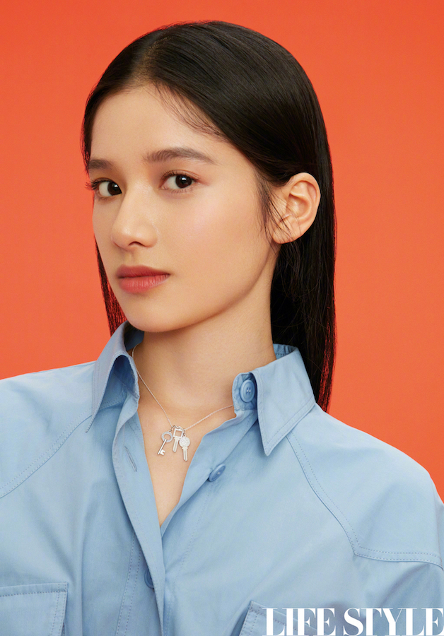 张婧仪再登杂志封面二十未满被评宝藏女孩