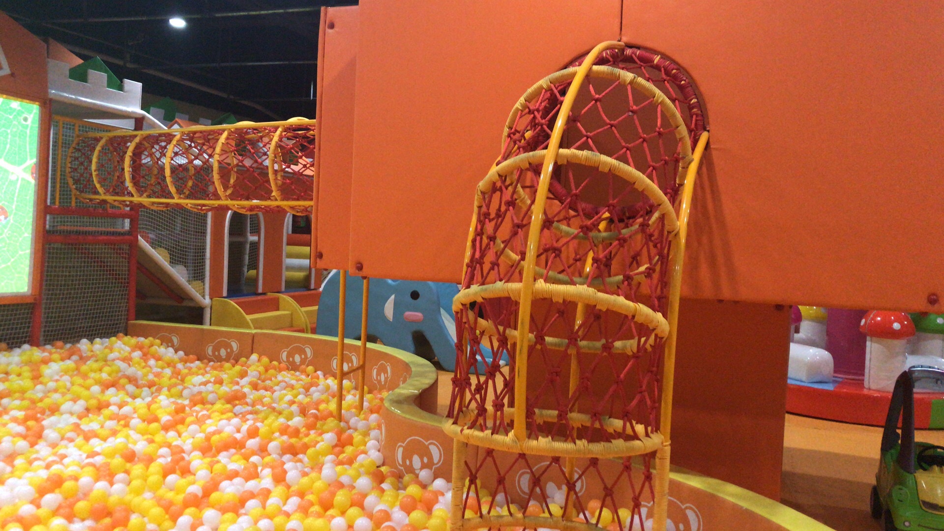 儿童乐园海洋球区