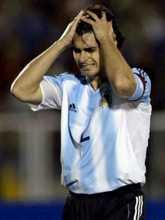 阿根廷边足球比分防线的巨人:罗伯托-阿亚拉