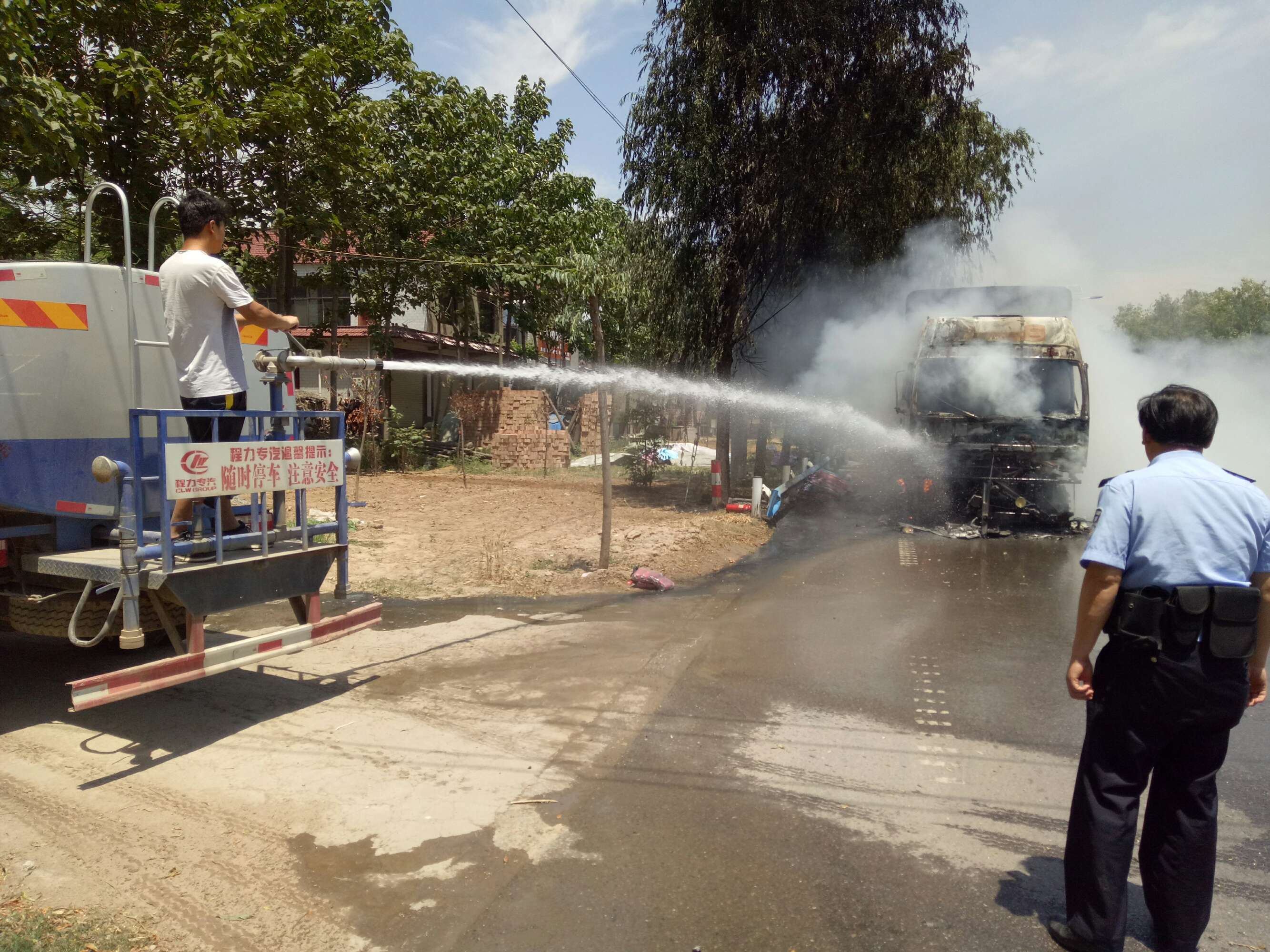 水火无情人有情,鹿邑邱集乡洒水车秒变"消防车"化解危机!