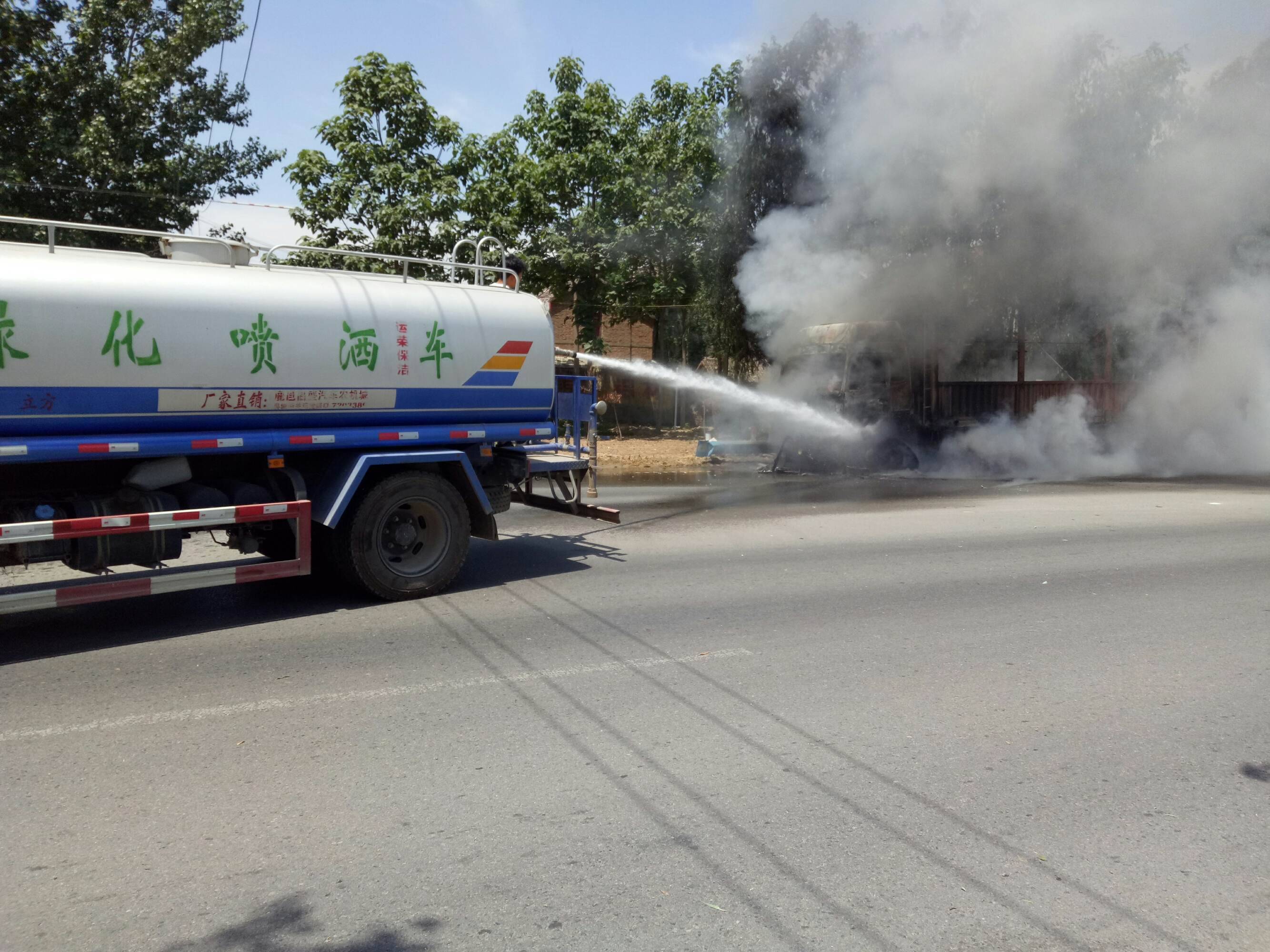 水火无情人有情,鹿邑邱集乡洒水车秒变"消防车"化解危机!